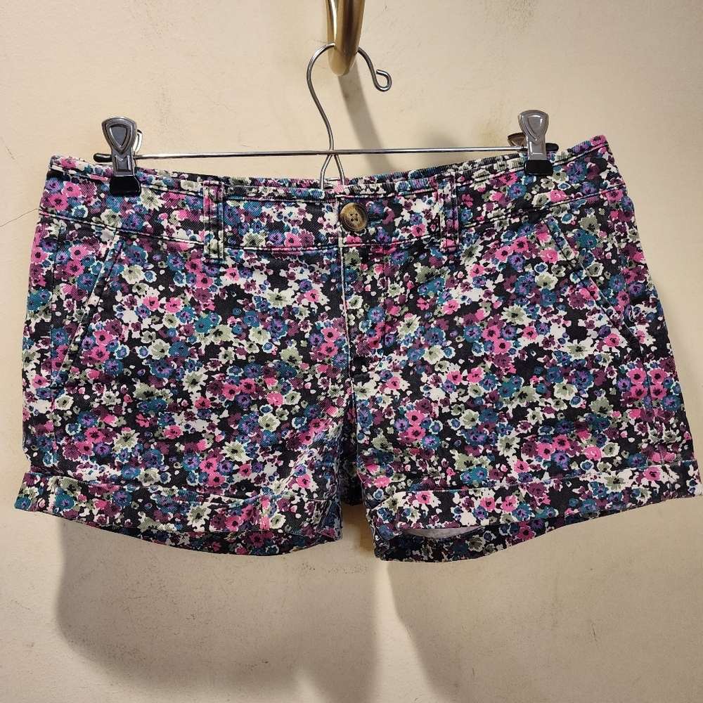 American Eagle floral midi stretch chino shorts Size 4